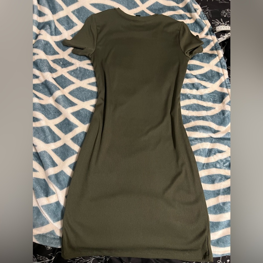 Green midi bodycon dress size small could fit medium dm for measurements:)